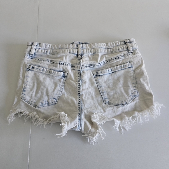 Altar'd State Womens Jean Shorts Mid Rise Sz 28 Washed Ripped Beach Summer - Picture 2 of 5